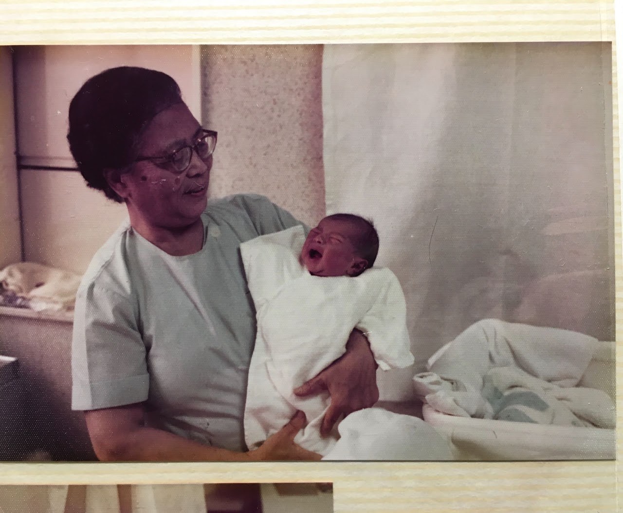誕生時の1枚 看護師さんに抱かれて